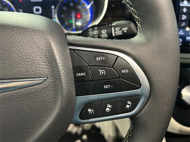 Used 2023 Chrysler Pacifica Limited image 36