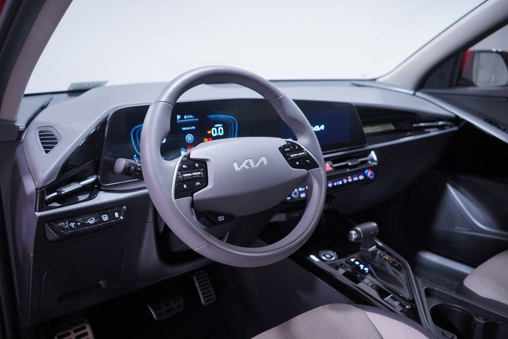 Used 2025 Kia Niro SX Touring image 6