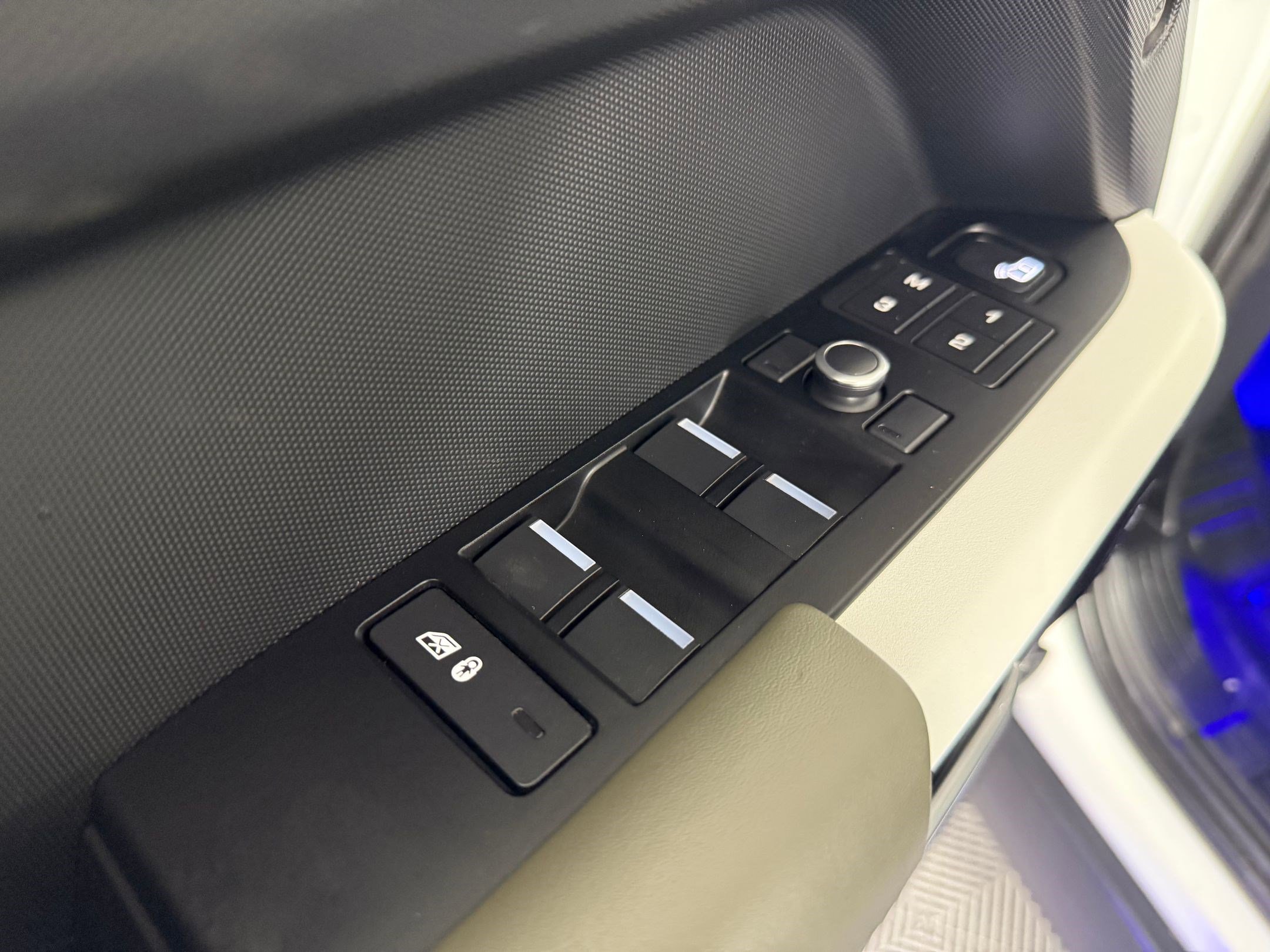 Used 2020 Land Rover Defender 110 HSE image 13