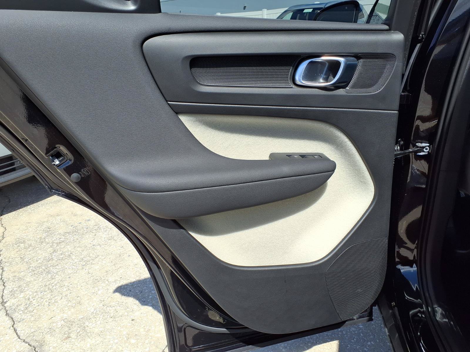 Certified 2025 Volvo XC40 B5 Ultra AWD/4WD image 19