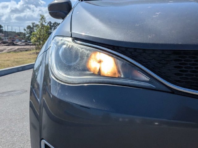 Used 2017 Chrysler Pacifica Touring-L Plus FWD image 7
