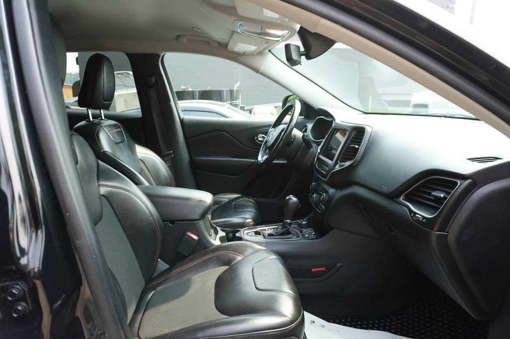 Used 2020 Jeep Cherokee Trailhawk w/ Cold Weather Group AWD/4WD image 9