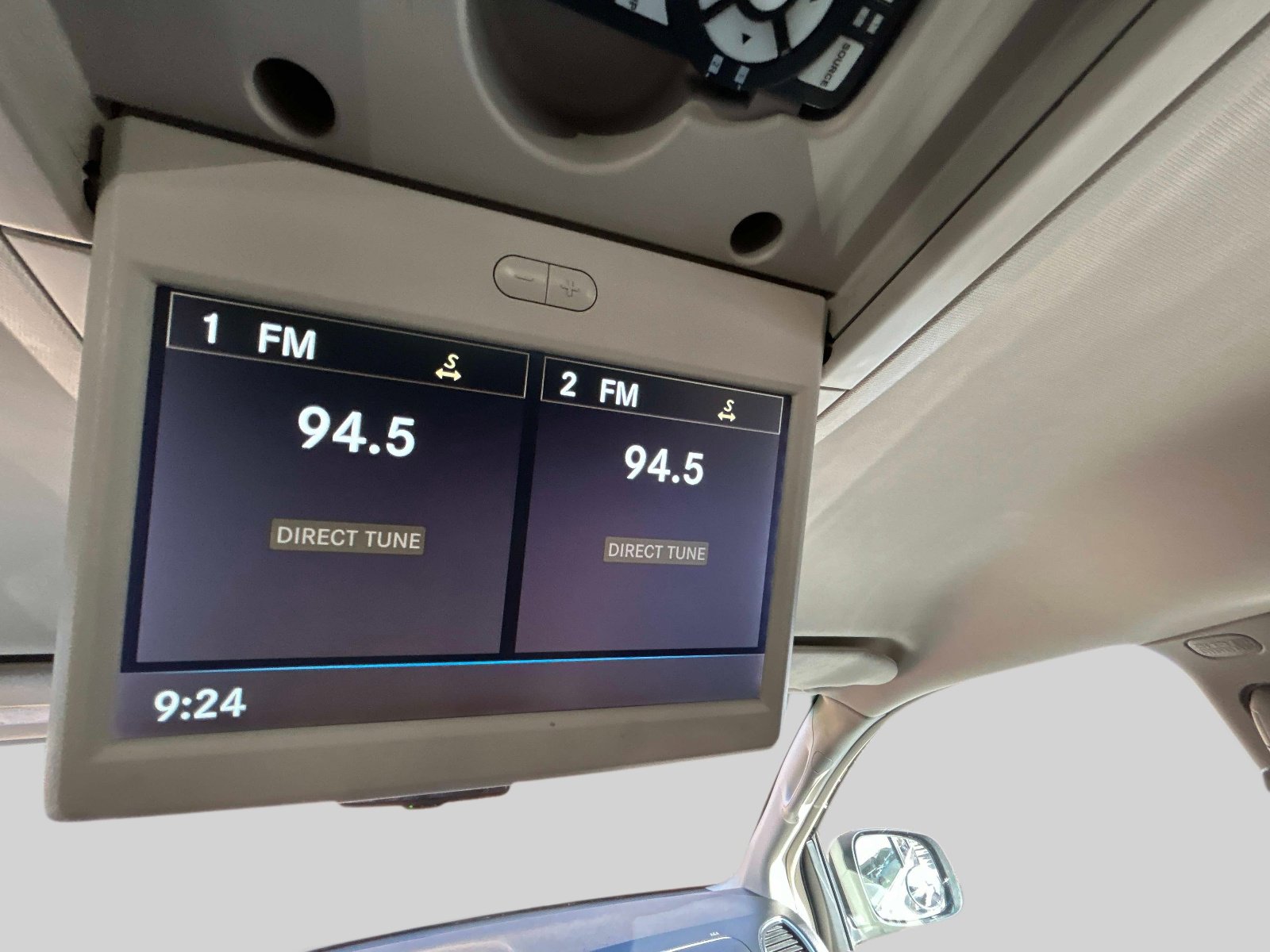 Used 2015 Chrysler Town & Country Touring FWD image 35