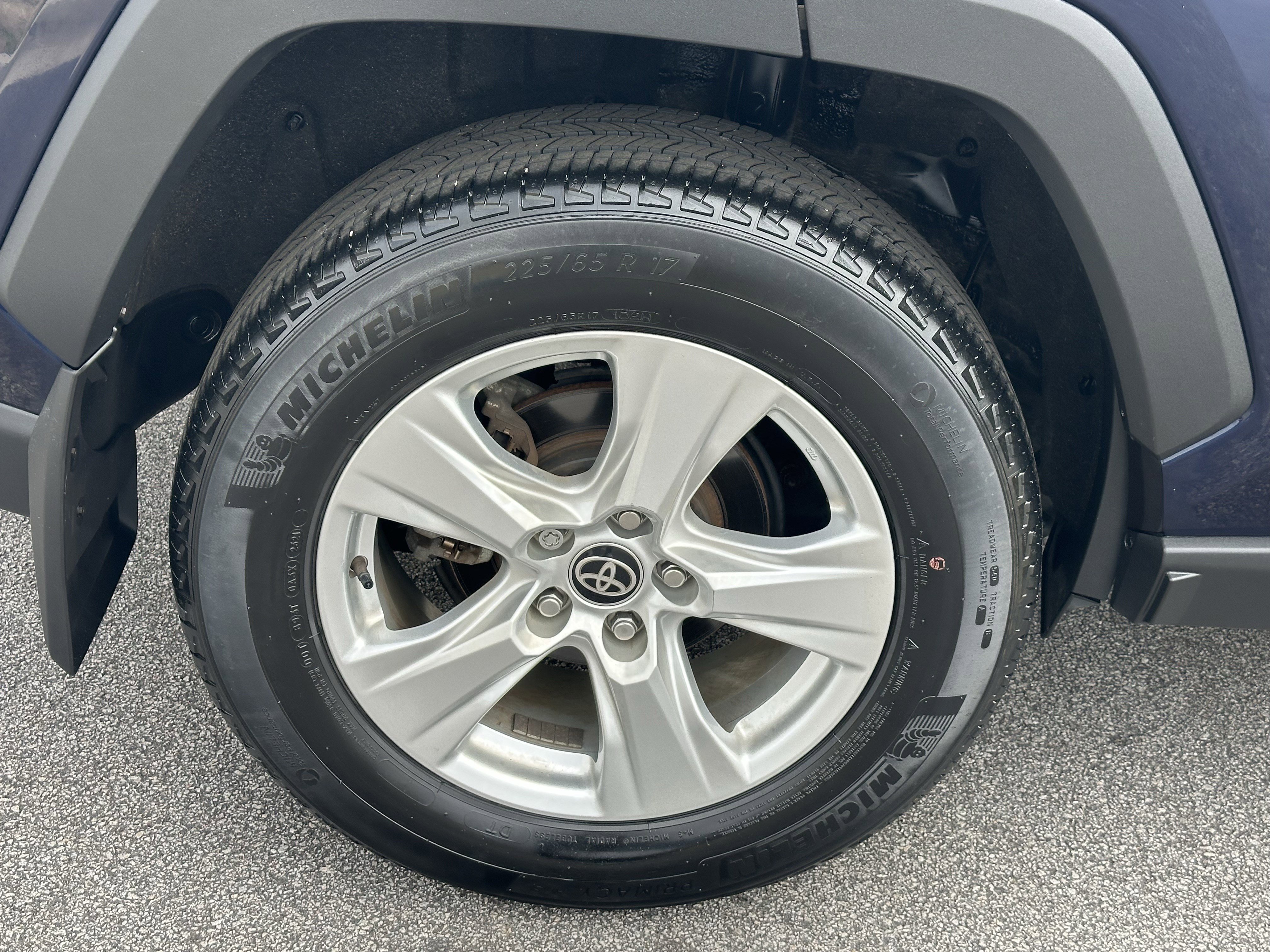 Used 2021 Toyota RAV4 XLE w/ Convenience Package image 19