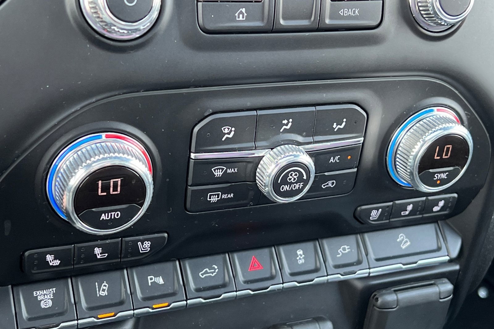 Used 2021 GMC Sierra 2500 AT4 w/ AT4 Preferred Package image 17