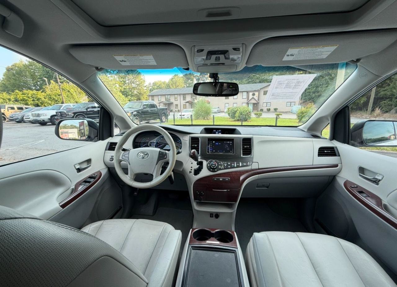 Used 2013 Toyota Sienna XLE FWD image 2