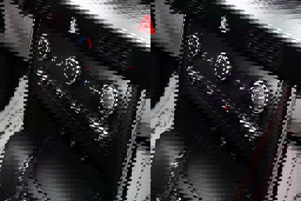 Used 2023 Kia Carnival LX image 10