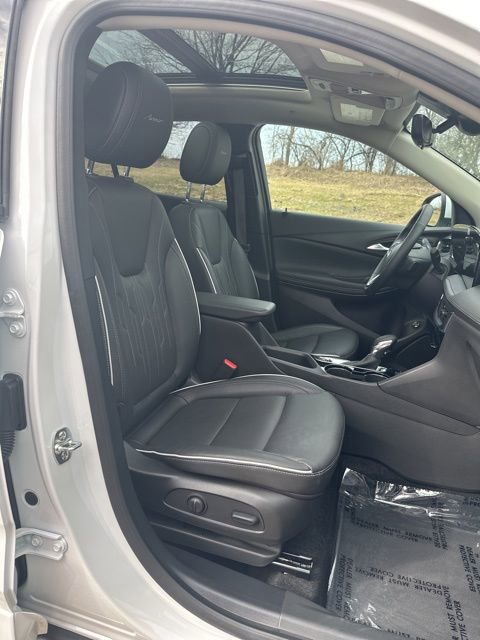 Used 2025 Buick Encore GX Avenir w/ Avenir Technology Package AWD/4WD image 43