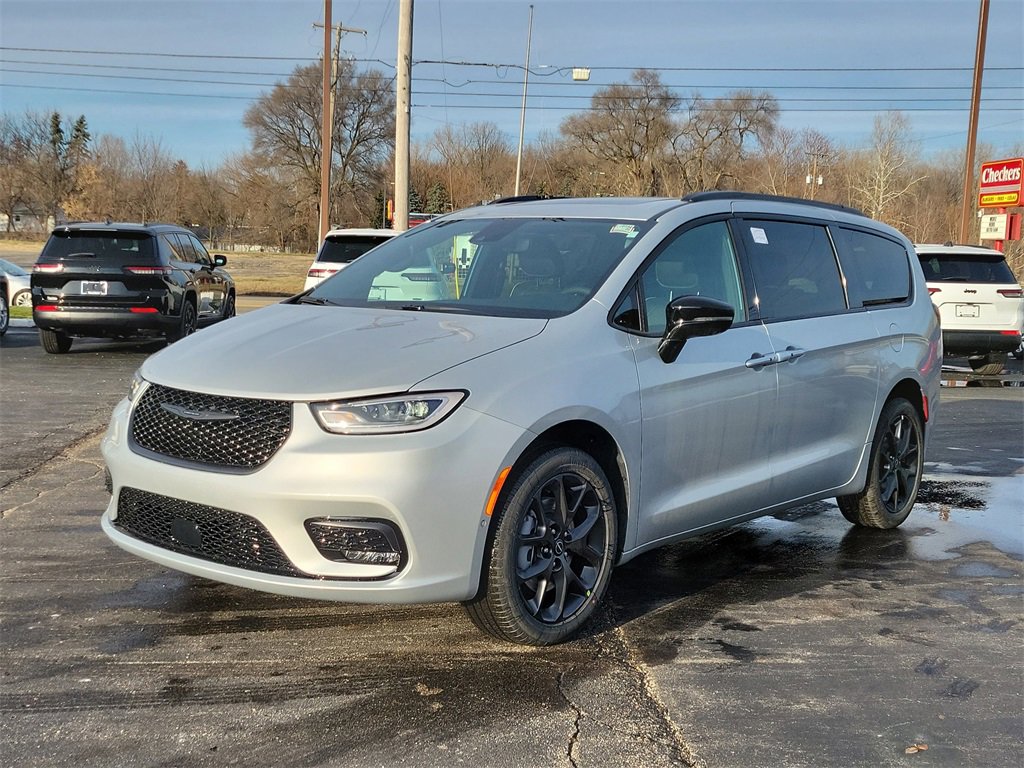 New 2026 Chrysler Pacifica Limited image 2