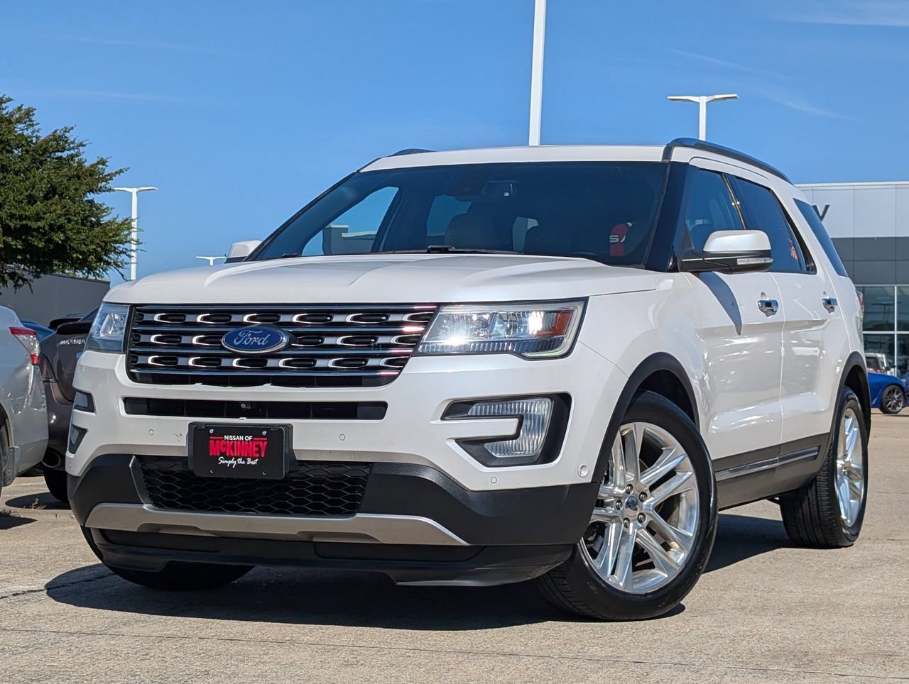 Used 2017 Ford Explorer Limited w/ Equipment Group 301A FWD image 2