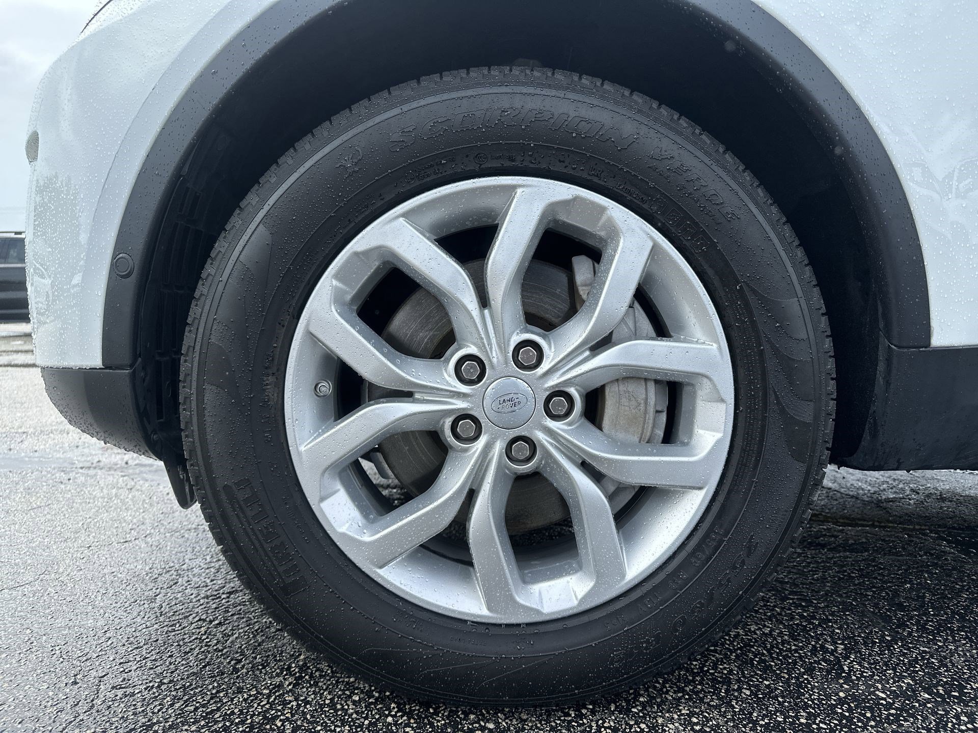 Used 2020 Land Rover Discovery SE image 18