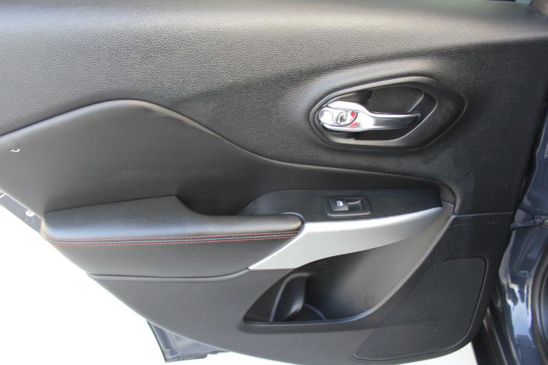 Used 2017 Jeep Cherokee Trailhawk image 12