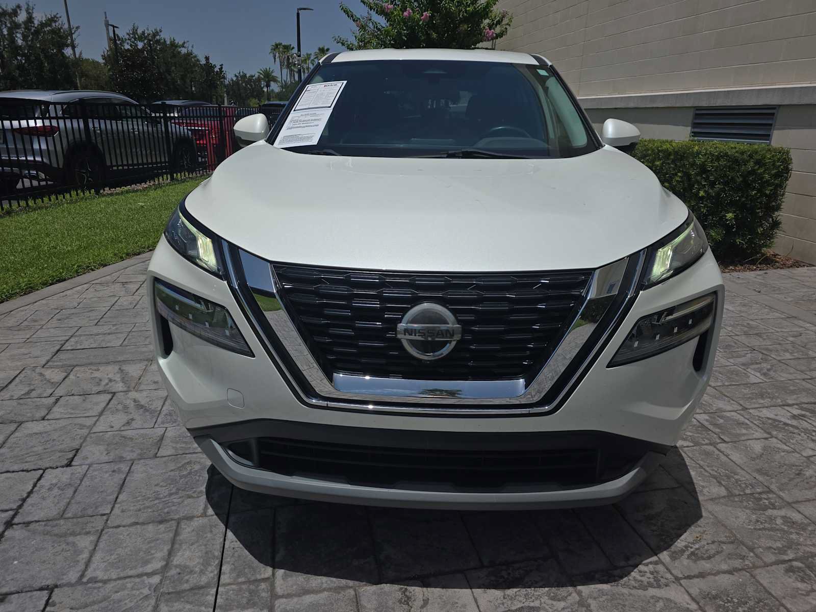 Used 2021 Nissan Rogue SV FWD image 2