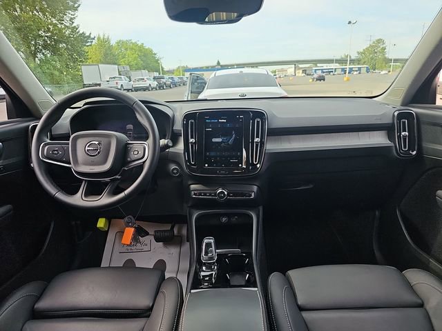 Used 2024 Volvo XC40 B5 Plus image 12