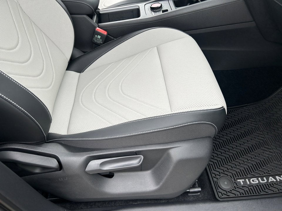 Certified 2025 Volkswagen Tiguan SE AWD/4WD image 28