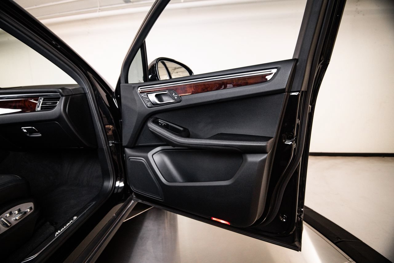 Certified 2023 Porsche Macan S AWD/4WD image 27