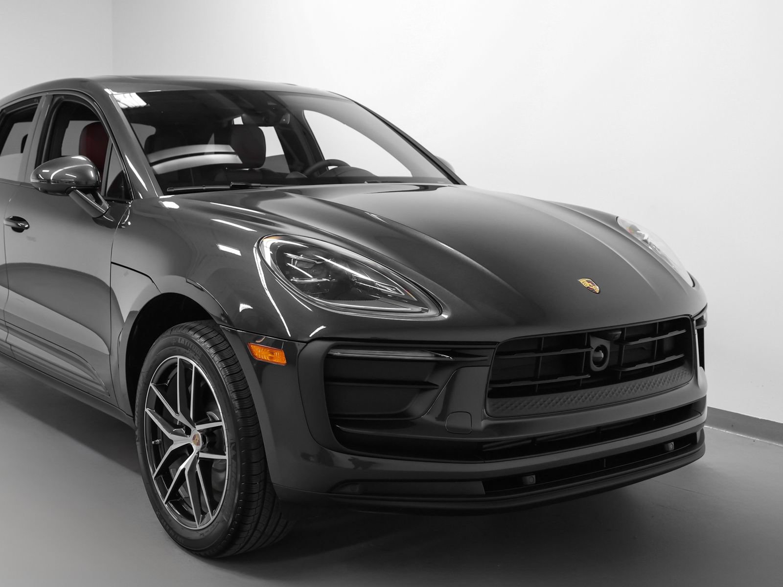 Certified 2026 Porsche Macan AWD/4WD image 9