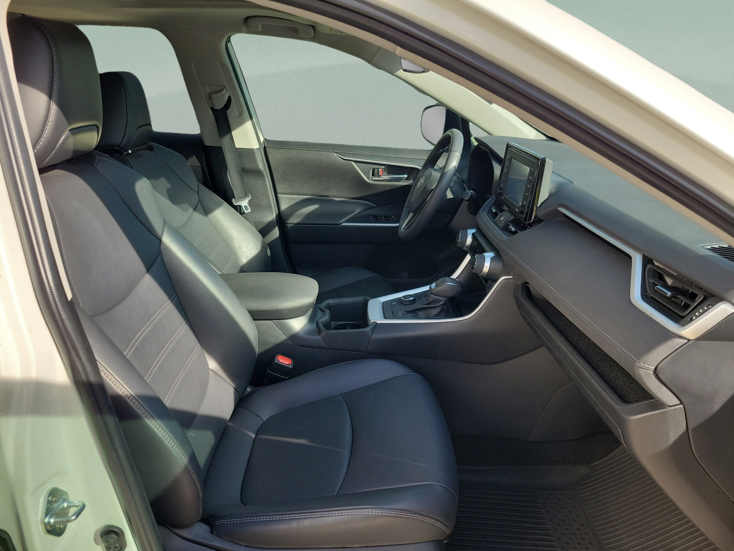 Used 2022 Toyota RAV4 XLE Premium AWD/4WD image 6