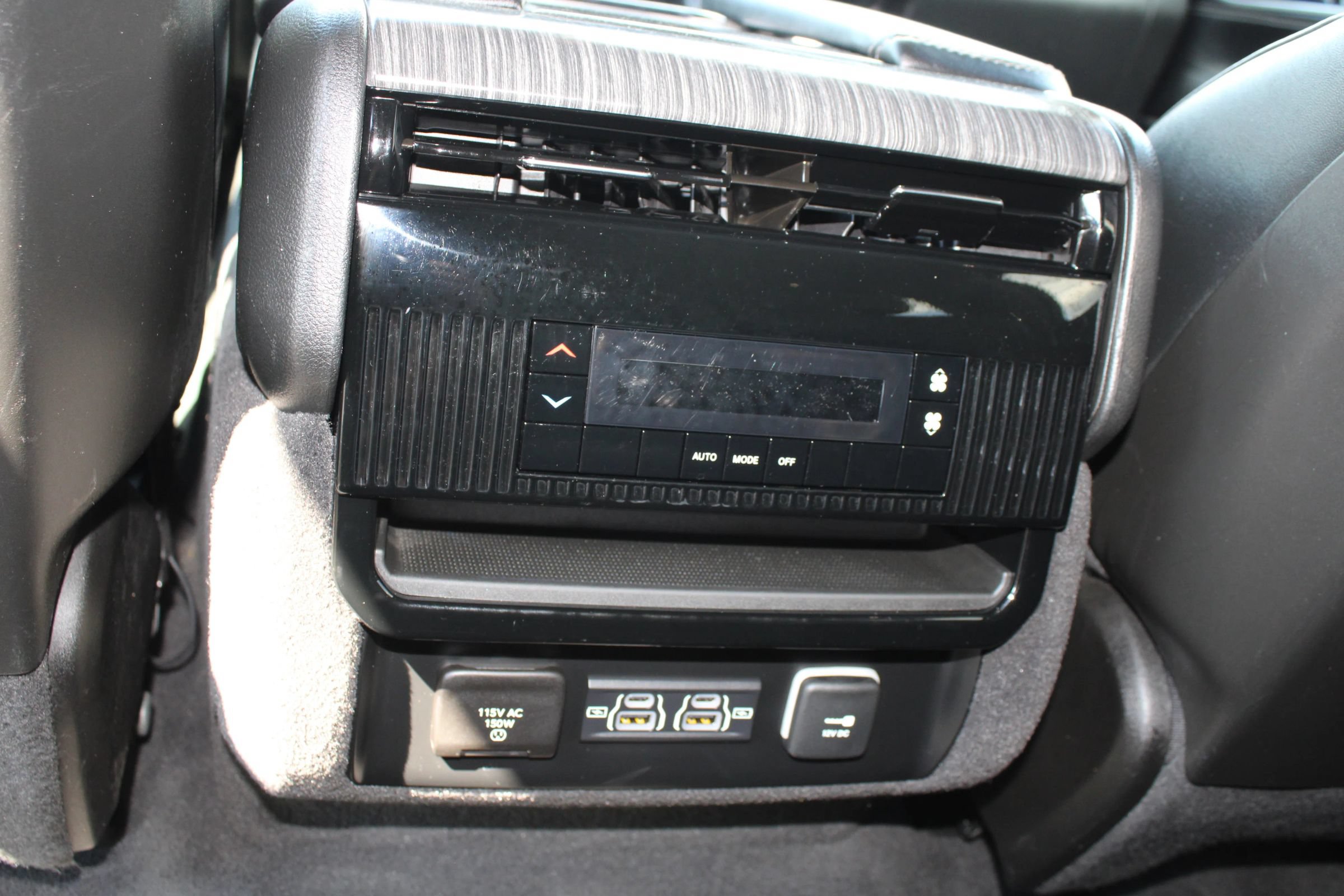 Used 2024 Jeep Wagoneer L Series II w/ Flexible Seating Group AWD/4WD image 18