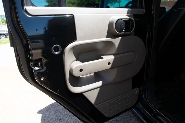 Used 2009 Jeep Wrangler Unlimited Rubicon w/ Dual Top Group image 26