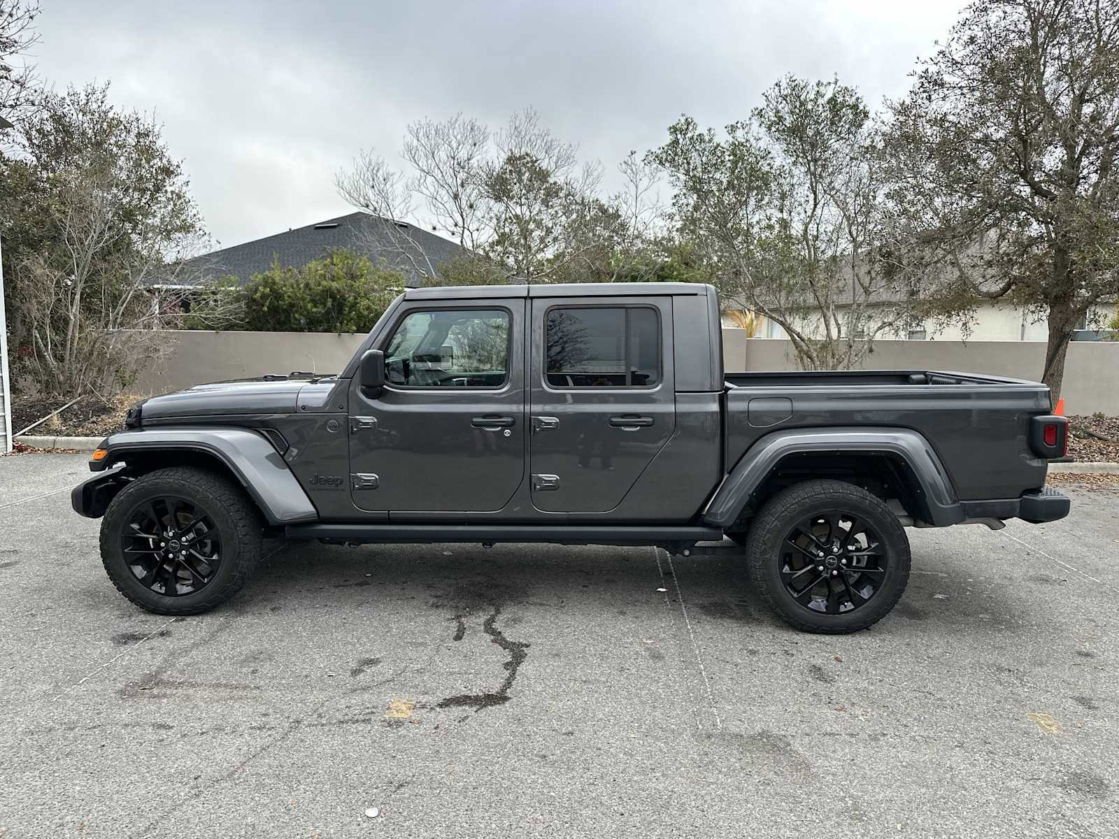 Used 2024 Jeep Gladiator Sport image 3