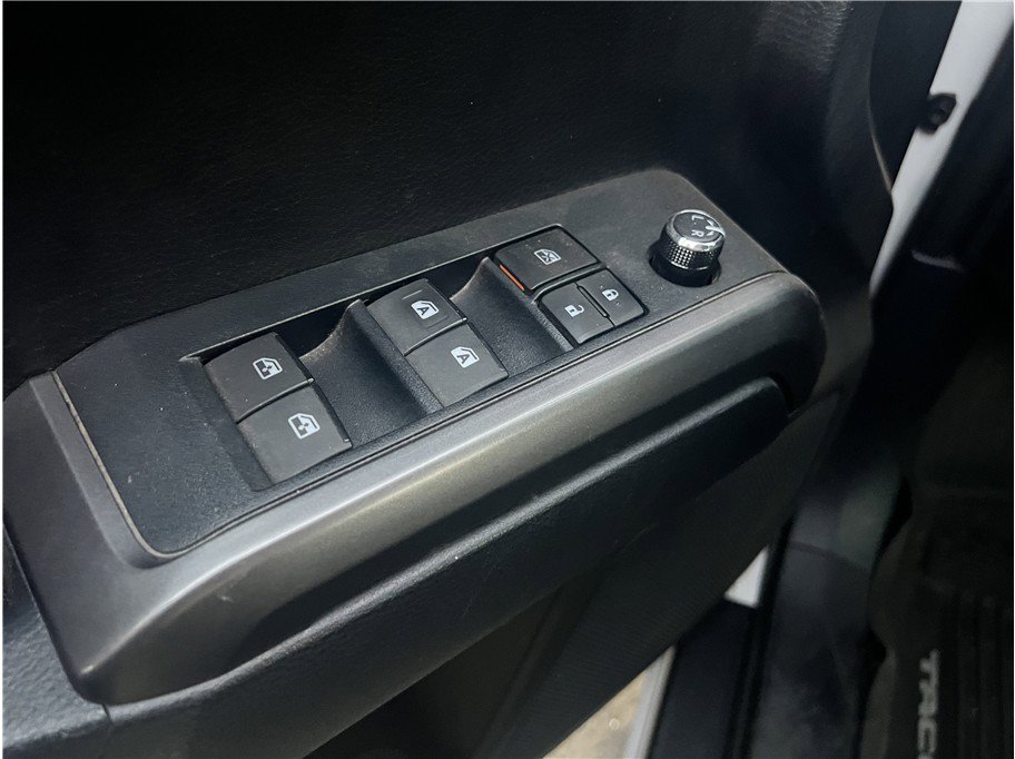 Used 2018 Toyota Tacoma TRD Sport image 11