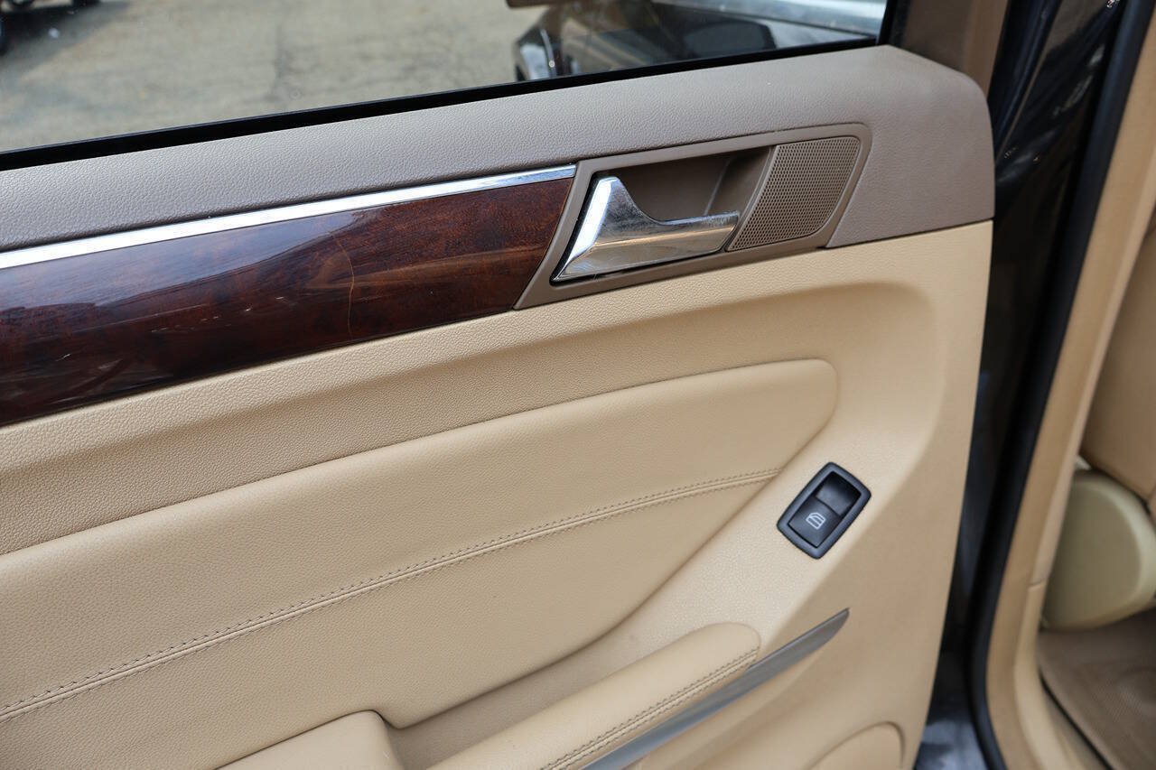 Used 2011 Mercedes-Benz GL 550 4MATIC image 18