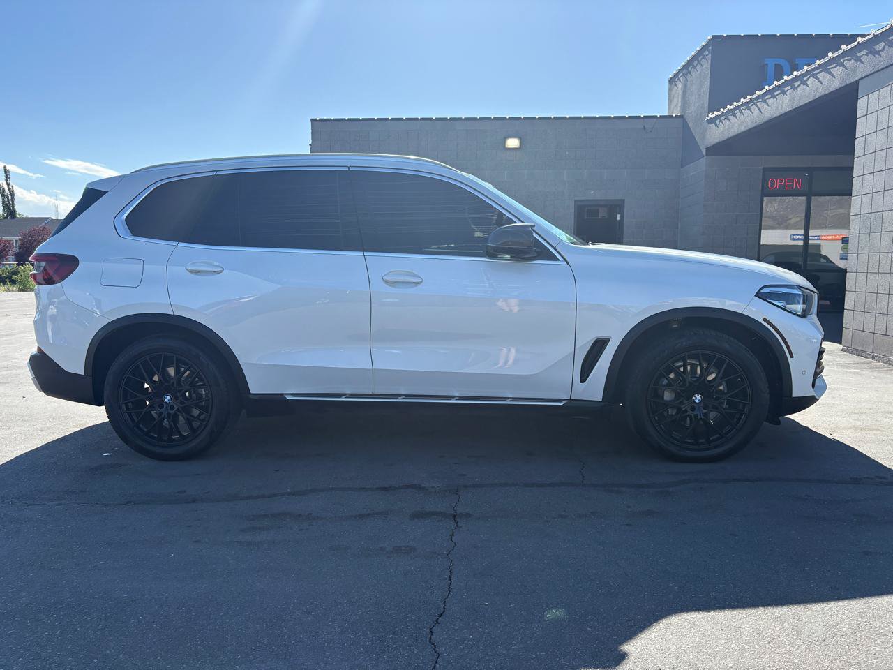 Used 2023 BMW X5 xDrive40i w/ Premium Package AWD/4WD image 4