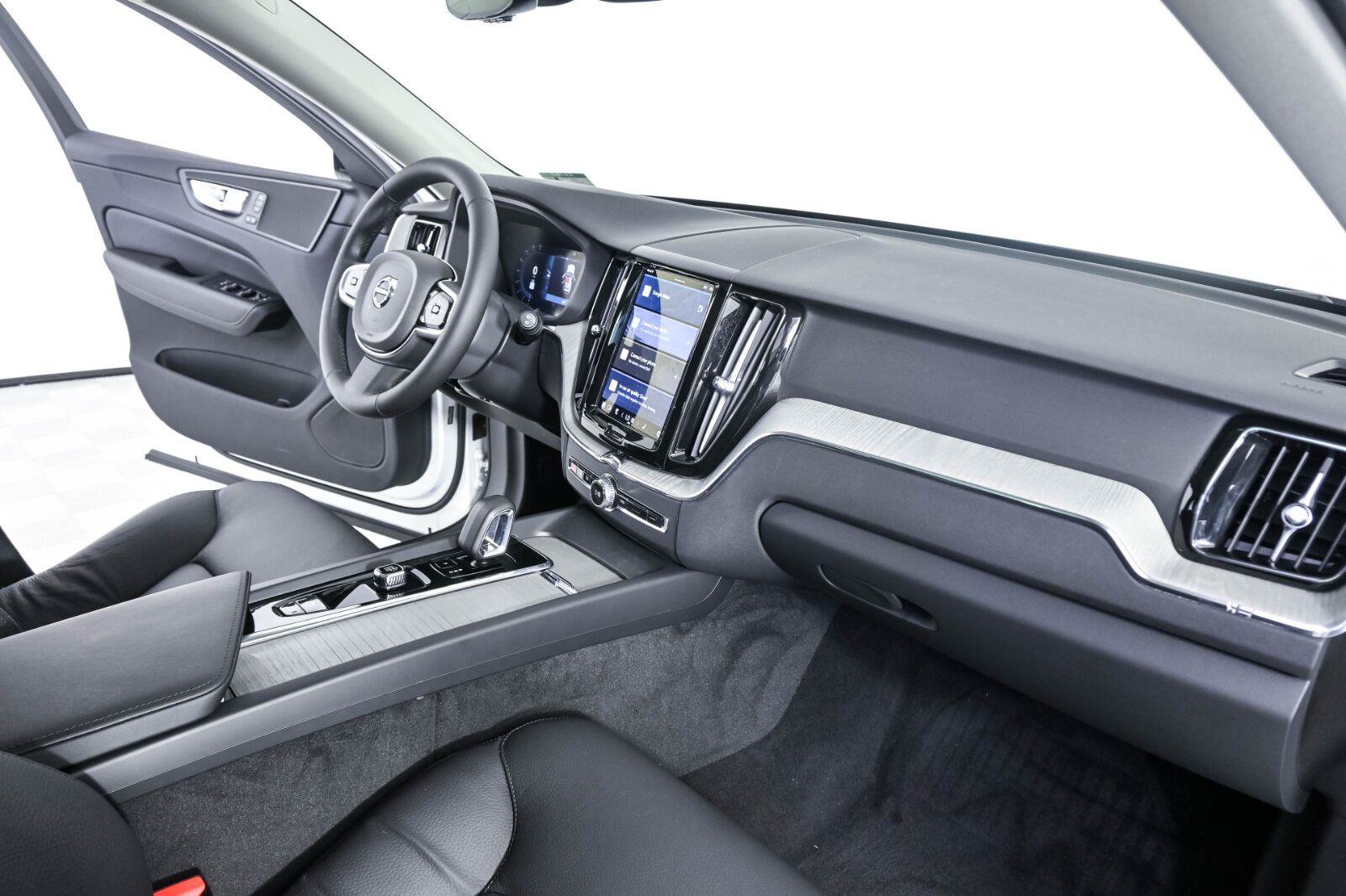 Certified 2025 Volvo XC60 B5 Plus w/ Protection Package Premier AWD/4WD image 22