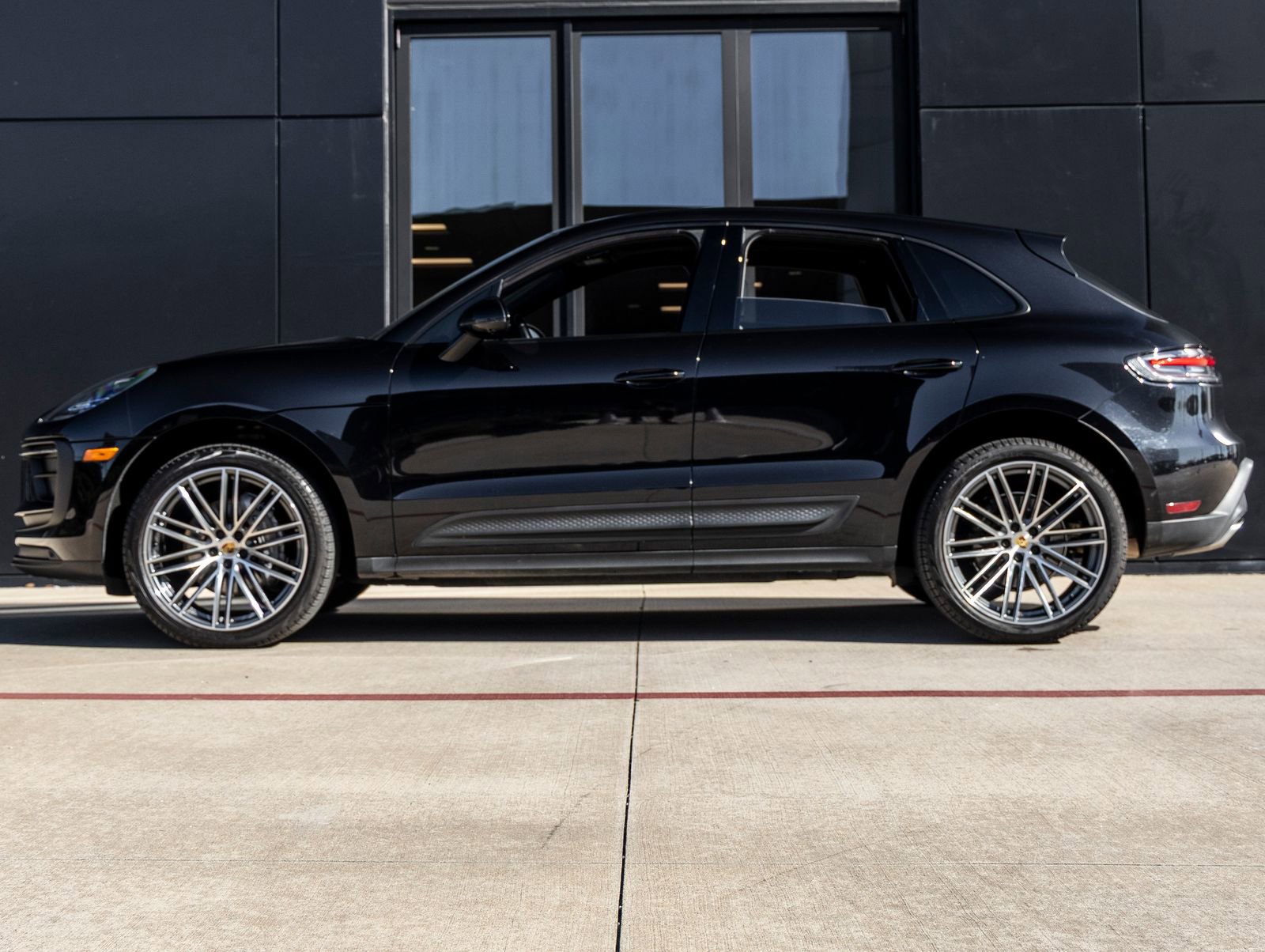 Certified 2023 Porsche Macan image 2