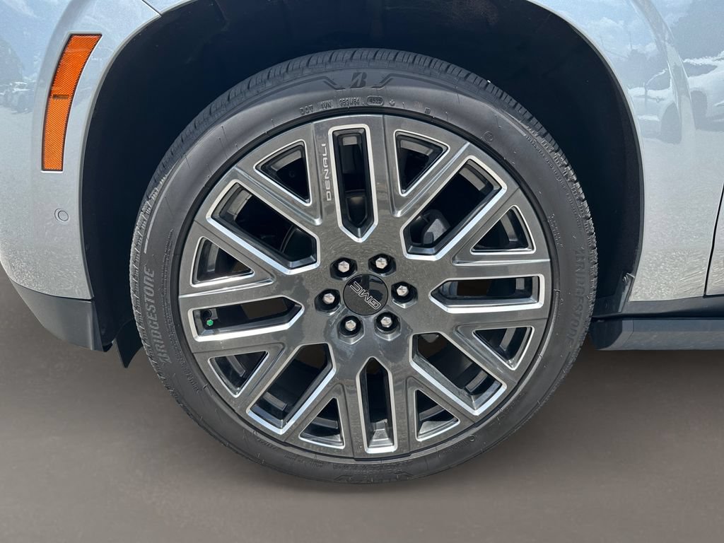 Used 2025 GMC Yukon Denali Ultimate AWD/4WD image 10