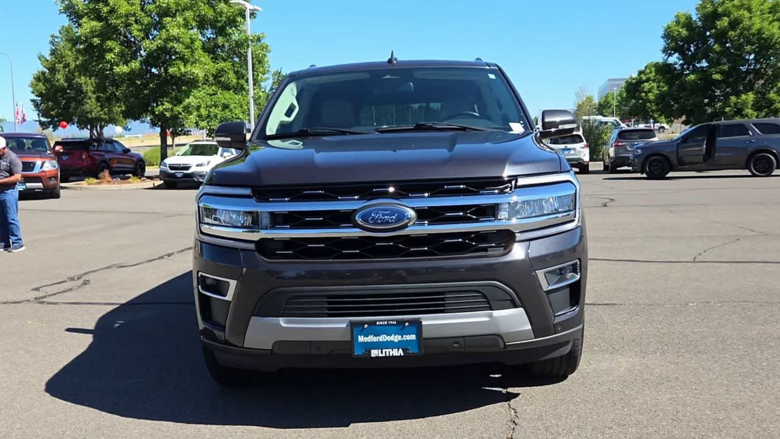 Used 2024 Ford Expedition Limited AWD/4WD image 3