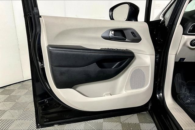 Used 2022 Chrysler Pacifica Touring-L image 22