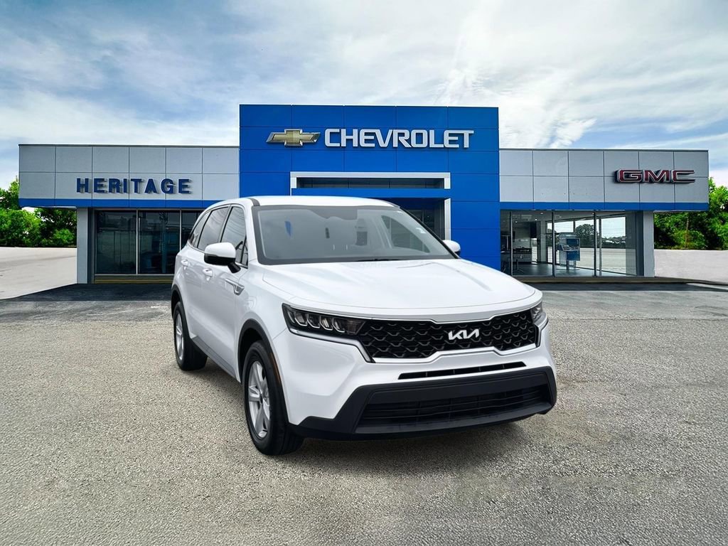 Used 2023 Kia Sorento LX image 1