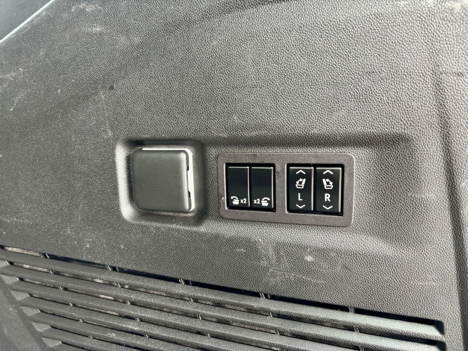 Used 2023 Chevrolet Suburban Premier image 15