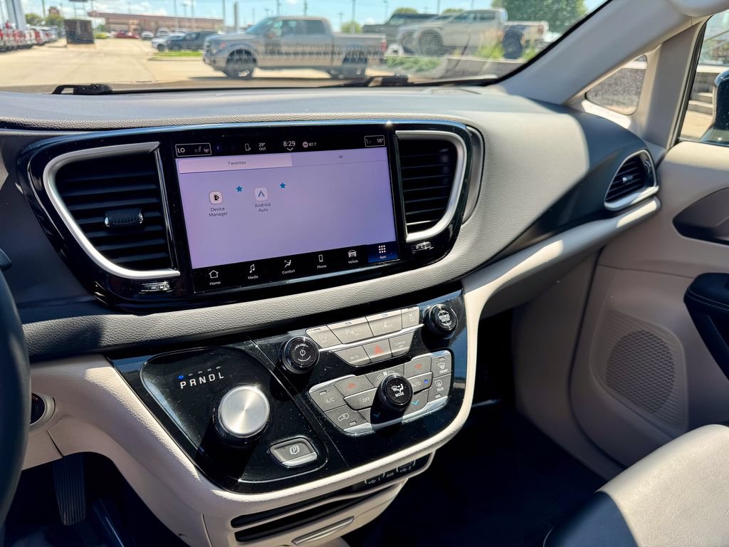 Used 2024 Chrysler Pacifica Touring-L FWD image 23