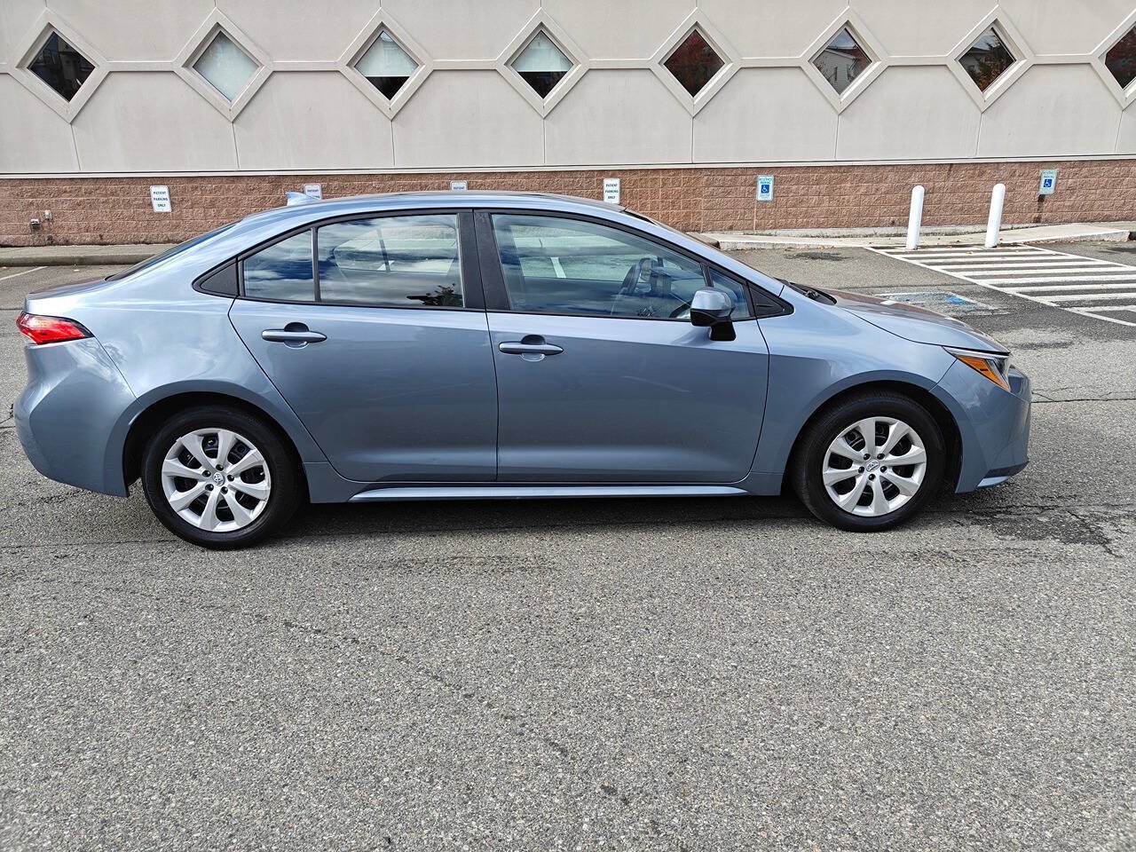 Used 2023 Toyota Corolla LE FWD image 8