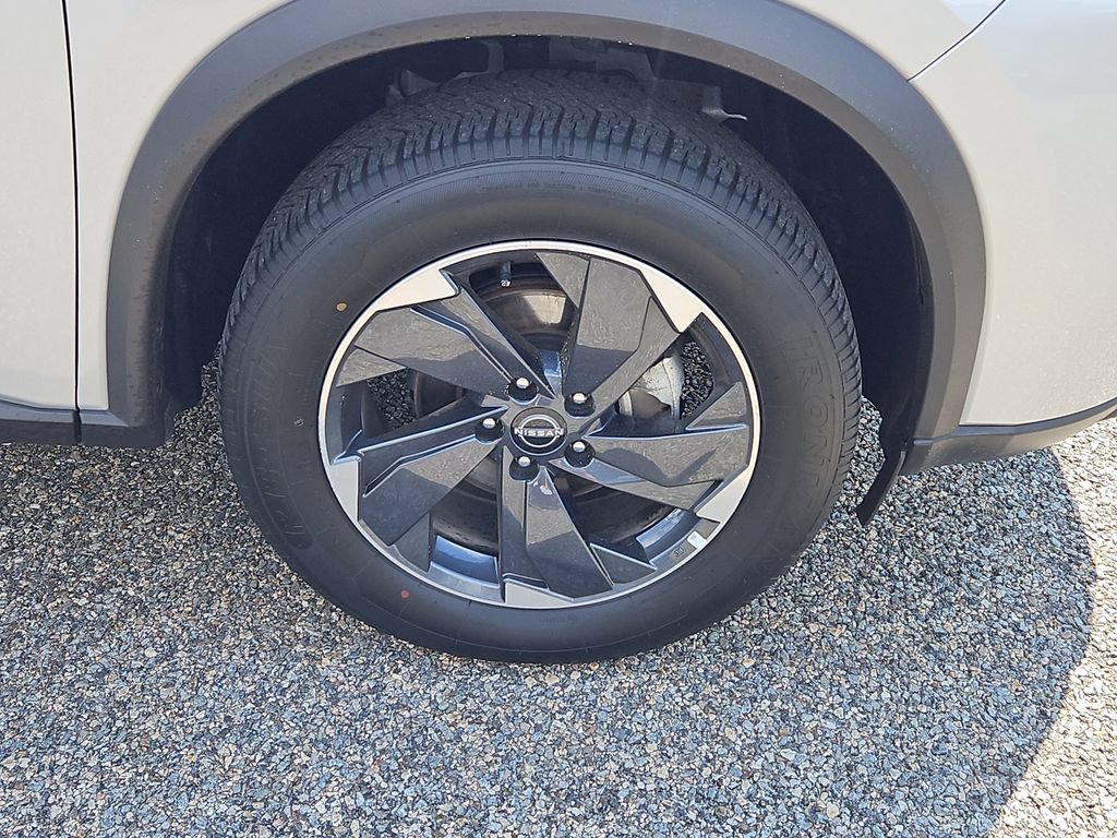Used 2025 Nissan Rogue SV AWD/4WD image 10