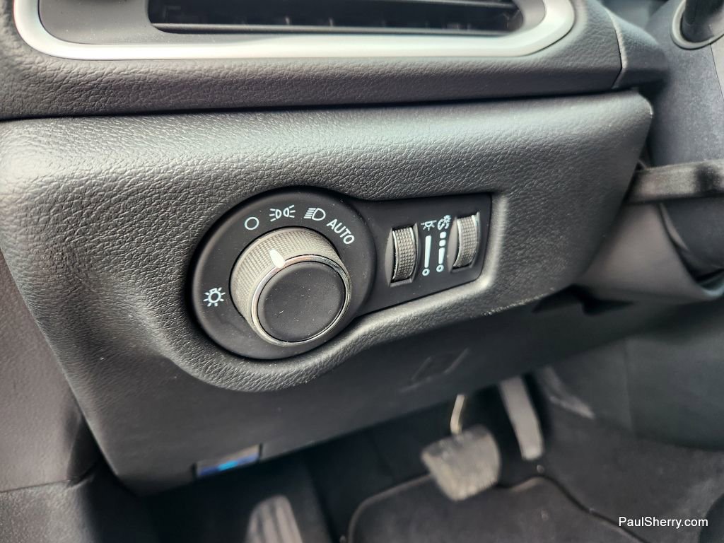 New 2025 Chrysler Voyager LX image 38