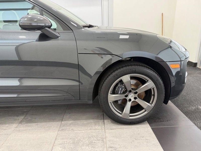 Certified 2025 Porsche Macan AWD/4WD image 10