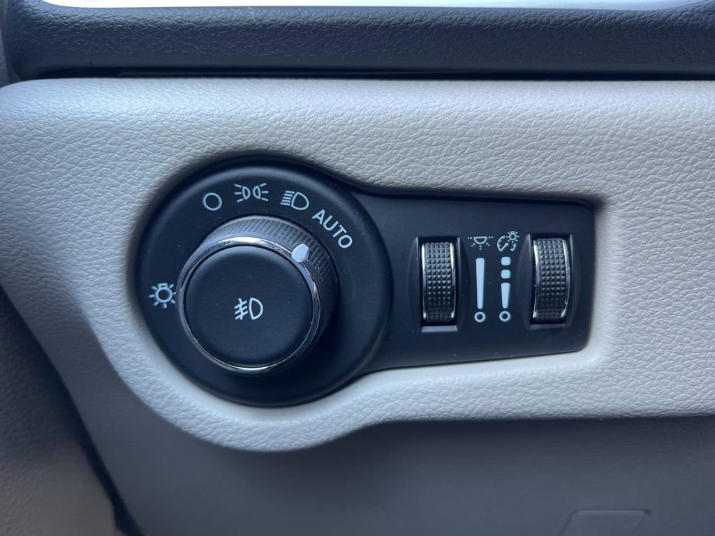 Used 2024 Chrysler Pacifica Touring-L image 15