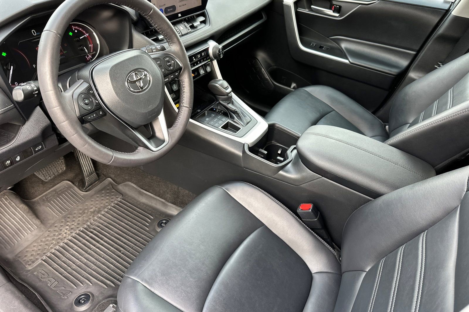 Used 2023 Toyota RAV4 XLE Premium image 9