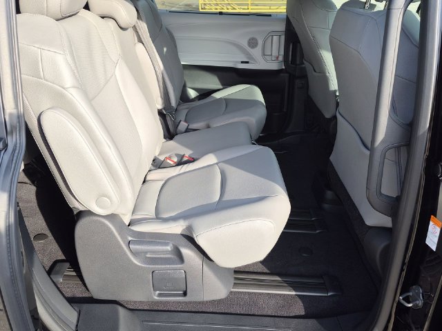 Certified 2026 Toyota Sienna XLE FWD image 30