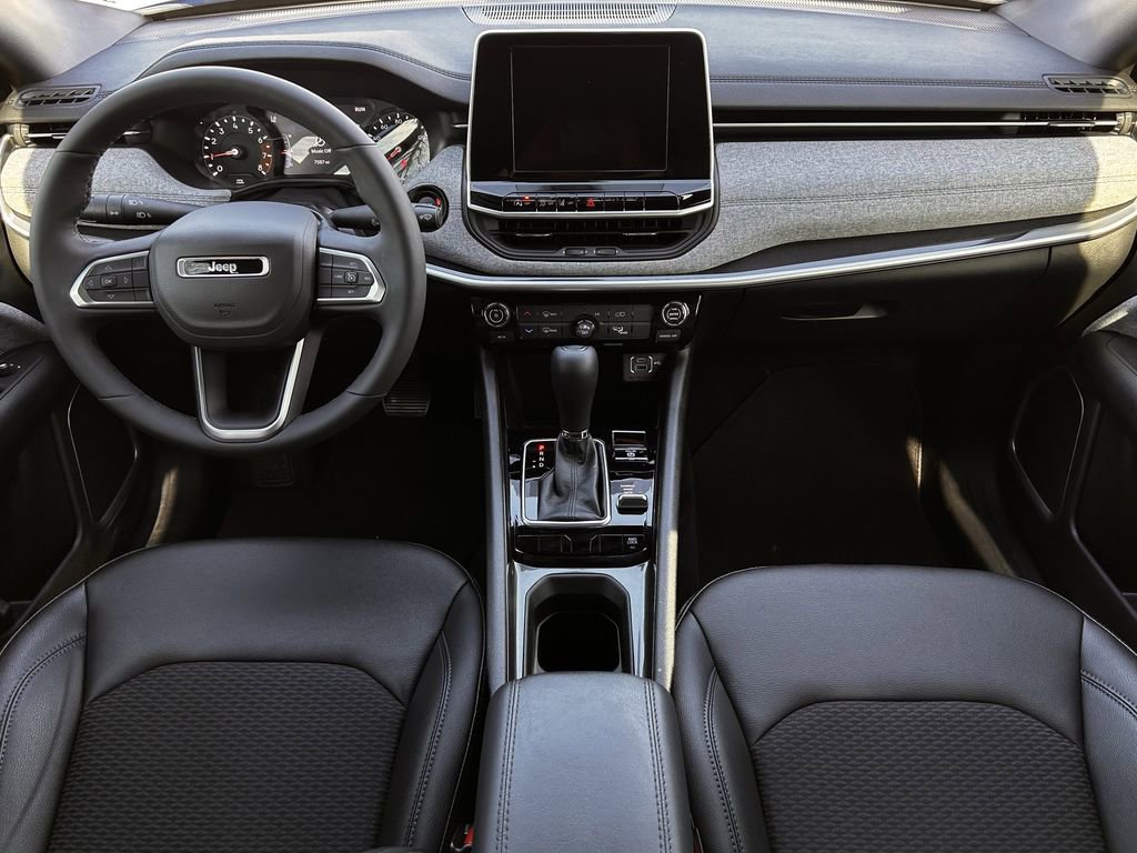 Used 2025 Jeep Compass Latitude image 13