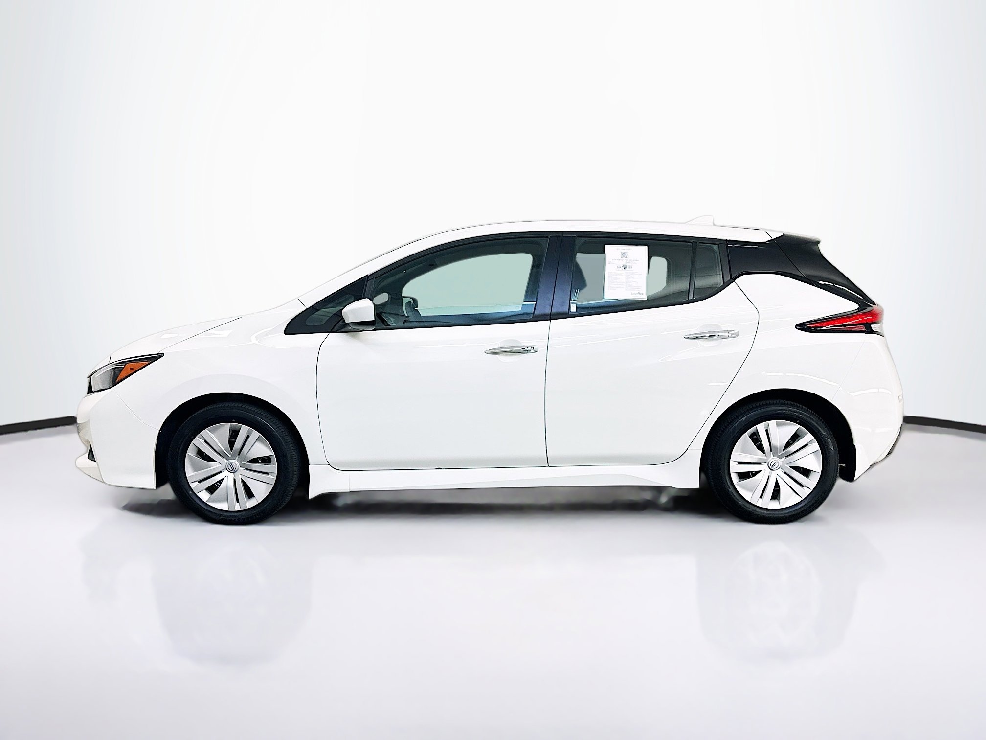 Used 2025 Nissan Leaf S image 4