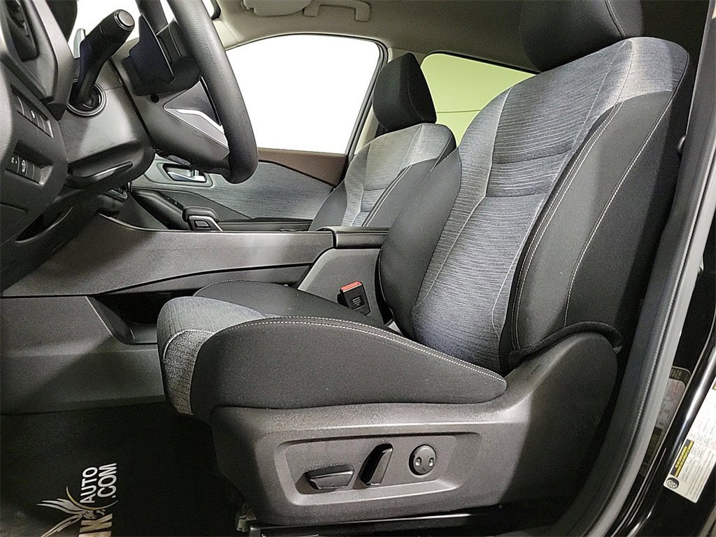 Used 2023 Nissan Rogue SV image 10