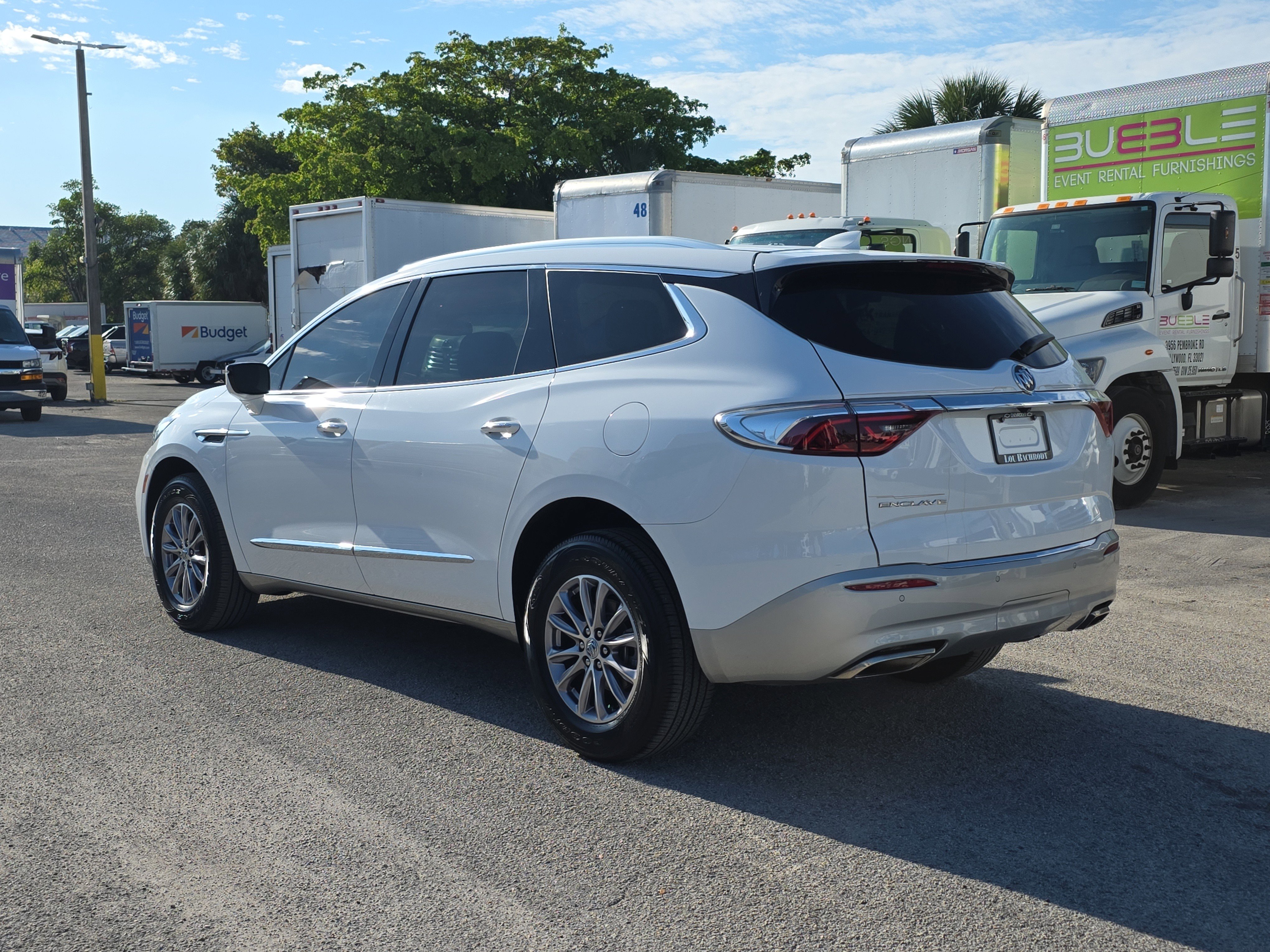 Used 2023 Buick Enclave Essence image 5