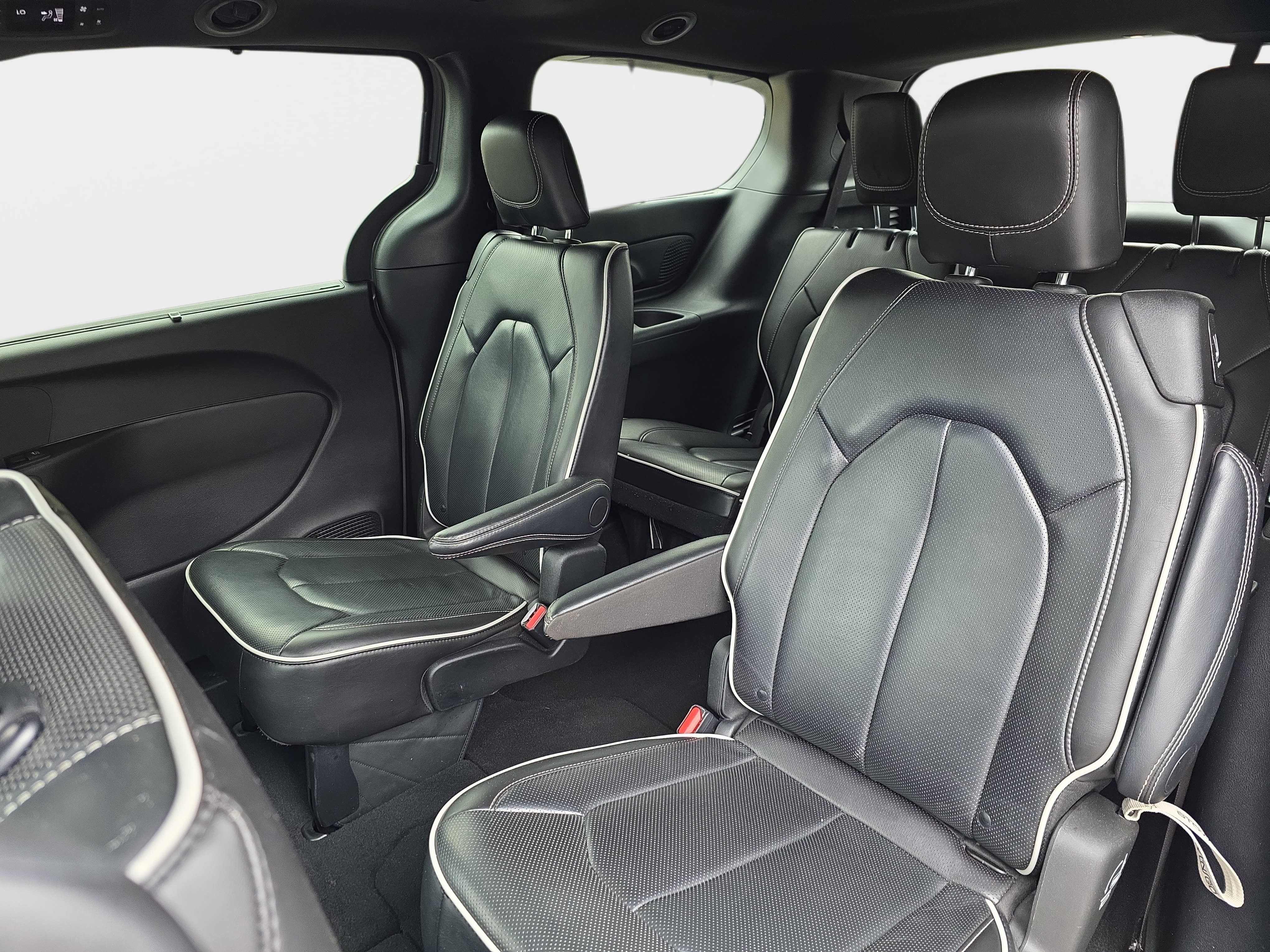 Used 2025 Chrysler Pacifica Limited FWD image 12