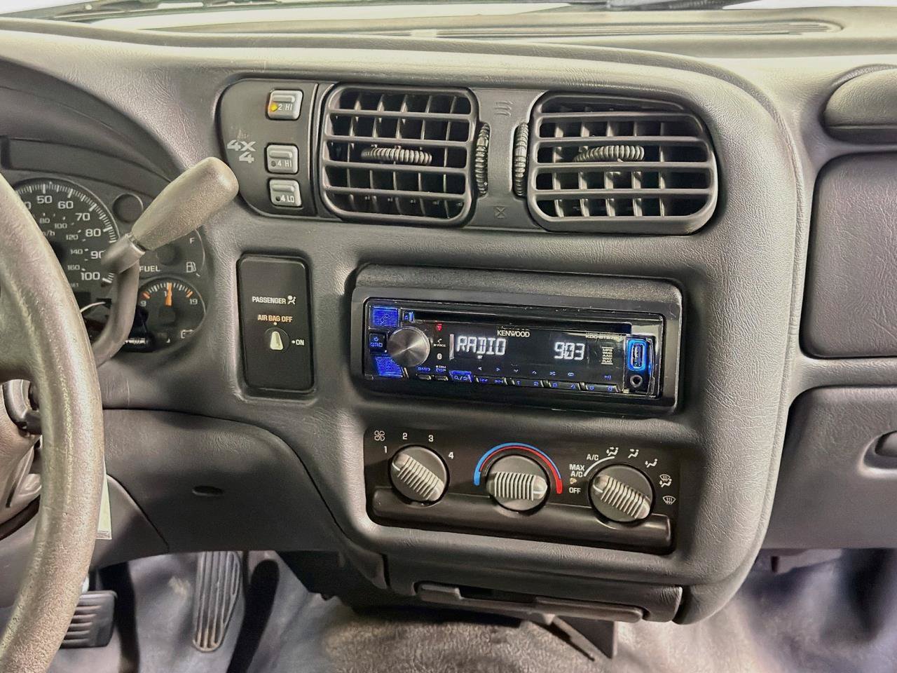Used 2001 Chevrolet S10 Pickup 4x4 Extended Cab image 15