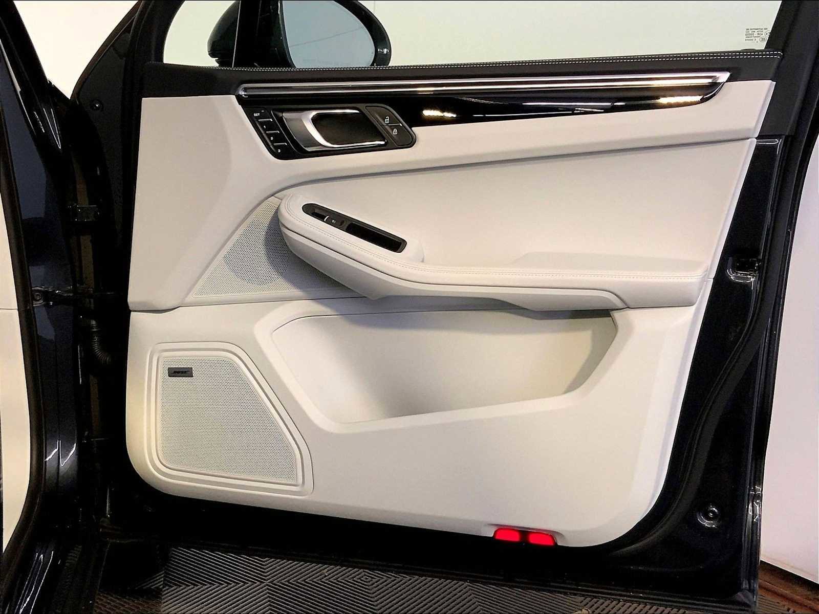 Certified 2023 Porsche Macan S AWD/4WD image 26